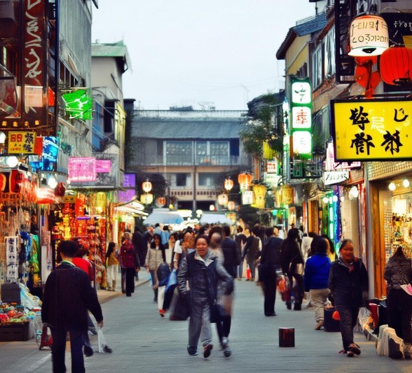 集安商贸街，商业活力与民生保障并存